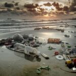 Contaminación ambiental y basura plástica en la playa.