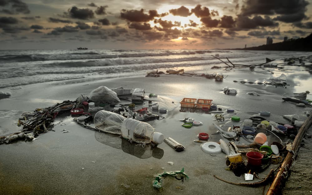 Contaminación ambiental y basura plástica en la playa.