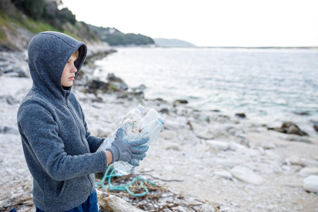 La contaminación por plásticos en los océanos explicada para jóvenes