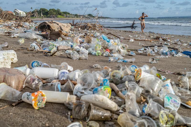 Los residuos plásticos que la pesca deja los océanos asciende al 40 por ciento del total