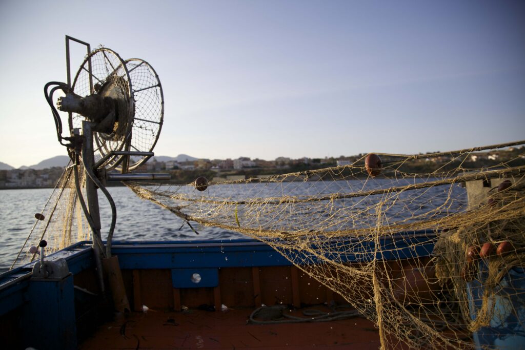 Los pescadores se quedan sin tierra y sin pescado 