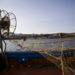 Los pescadores se quedan sin tierra y sin pescado 